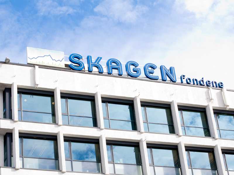 Bygning med SKAGEN Fondenes logo