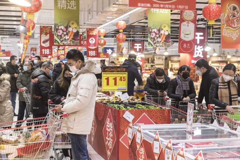 kinesisk supermarked med kunder med masker for munden