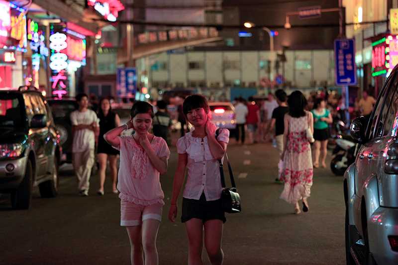 To unge asiatiske kvinder går på gaden.