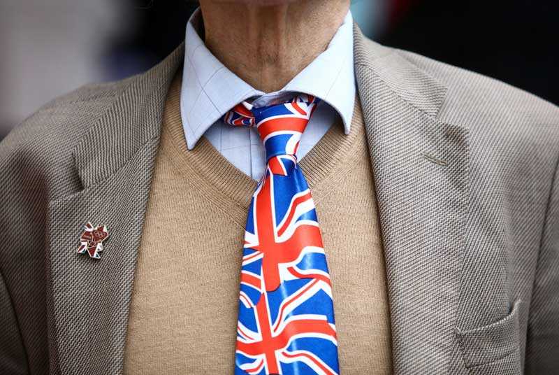 Mand med slips med det engelske flag på.