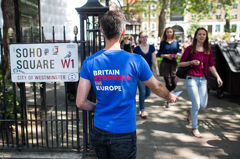 En mand deler valgmateriale ud i Londons gader.