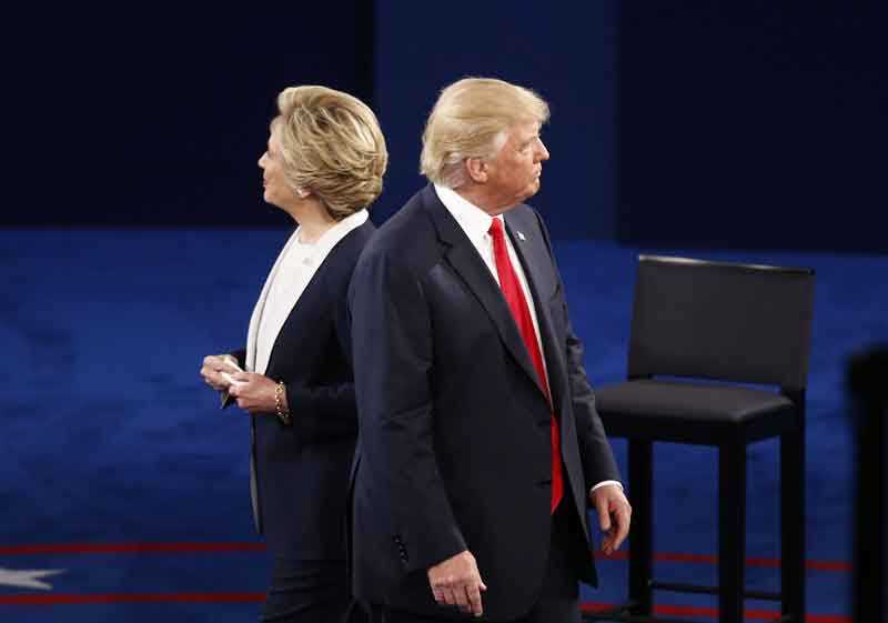 Hillery Clinton og Donald Trump står ryg mod ryg under valgkampen.