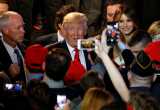 Donald Trump omgivet af tilhængere og presse efter valgresultatet lå klart.