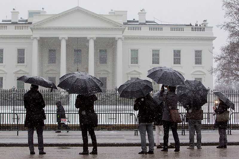 Turister tager billeder af Det Hvide Hus.