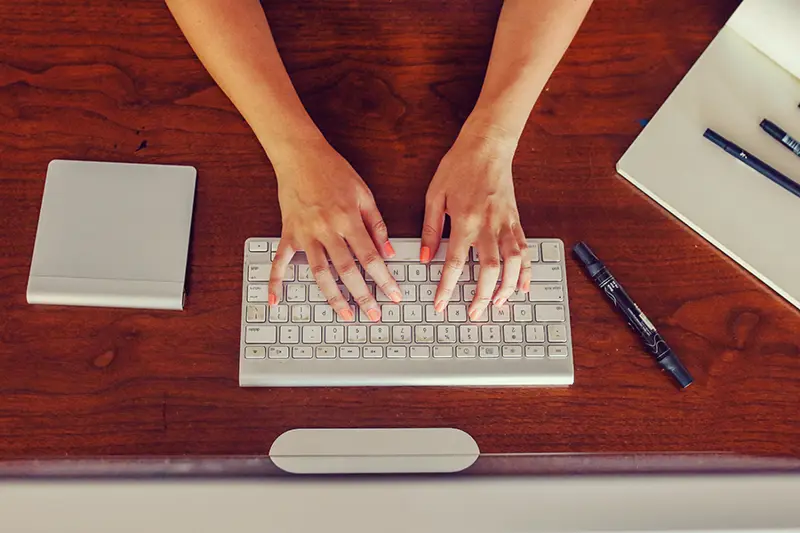 Kvinne trykker på tastatur